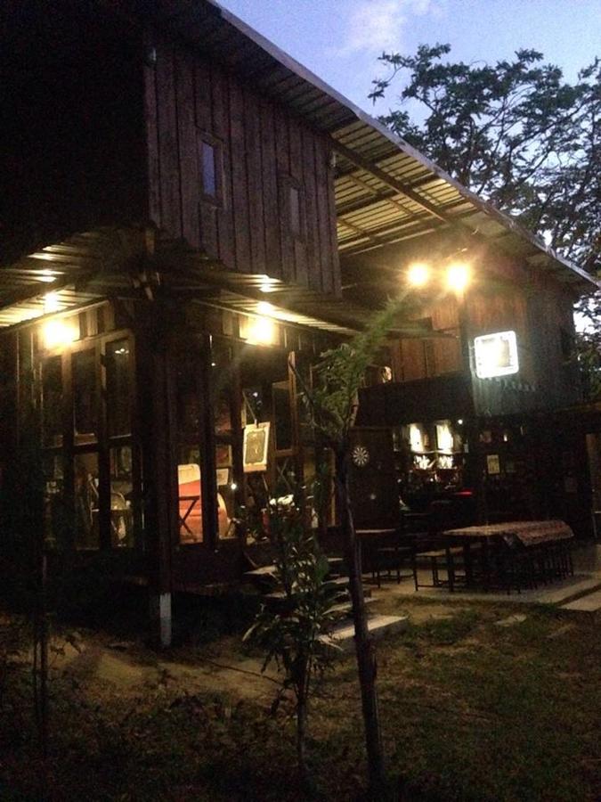 Hotel The Shadow House & Bar Koh Phayam Esterno foto