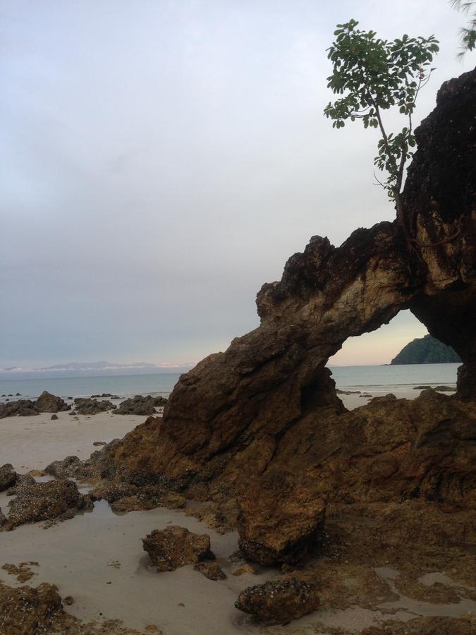 Hotel The Shadow House & Bar Koh Phayam Esterno foto